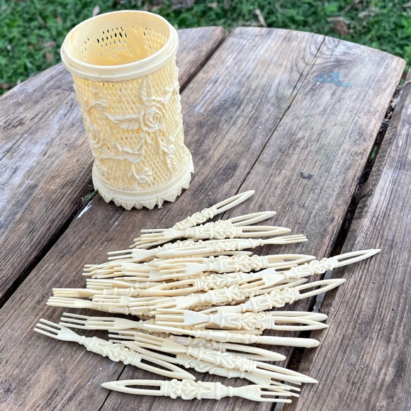 Vtg “Ivory” Plastic Hors-d’oeuvre 34 Fork Appetizer ToothPicks Olive Hong Kong - Picture 1 of 4